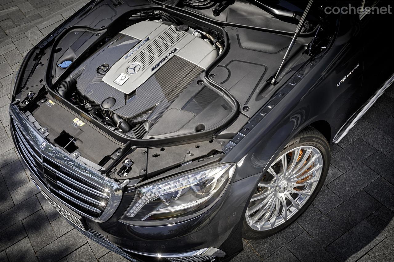 El V12 biturbo entrega una potencia máxima de 630 CV y un par de 1.000 Nm