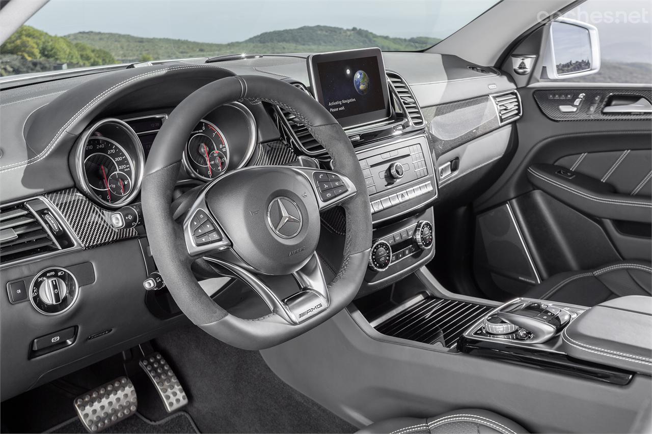 El habitáculo sigue el estilo habitual en los Mercedes AMG, con una sobria elegancia y presencia de materiales high-tech