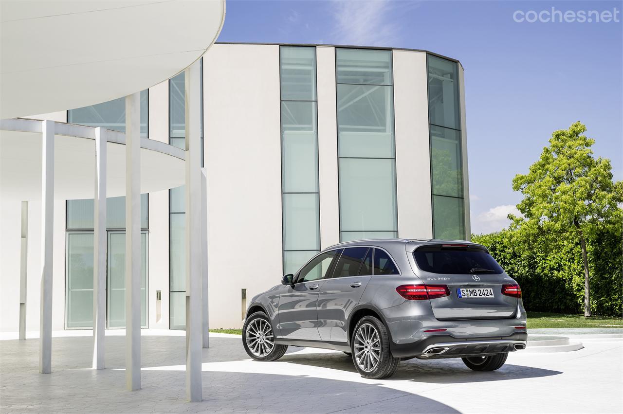 Si lo miramos desde una perspectiva de 3/4 trasera el nuevo Mercedes-Benz GLC puede recordar bastante al Audi Q5.