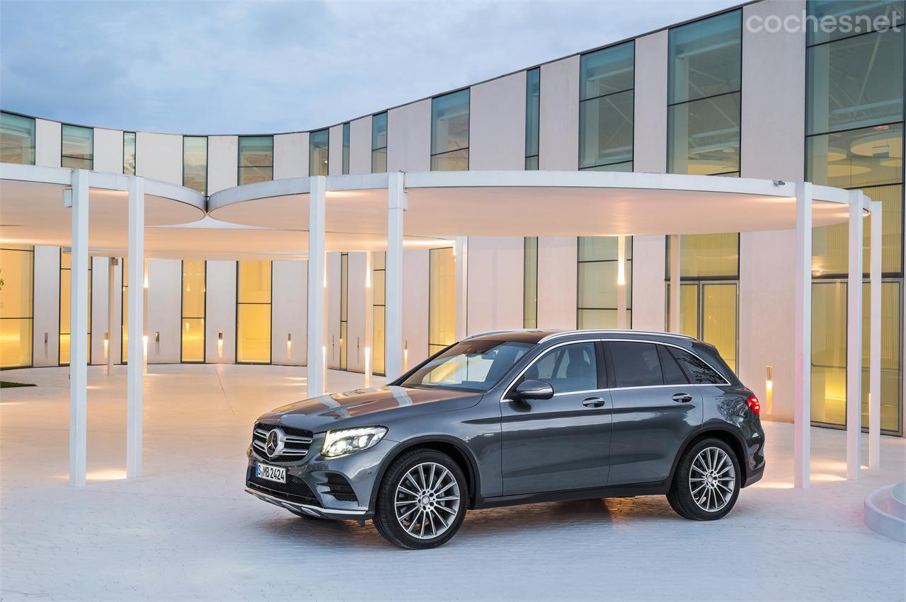 La gama GLC la formarán los motores: 220d 4MATIC con 170 CV, 250d 4MATIC con 204 CV y 250 4MATIC de 211 CV. Todos con tracción integral 4MATIC y cambio automático.