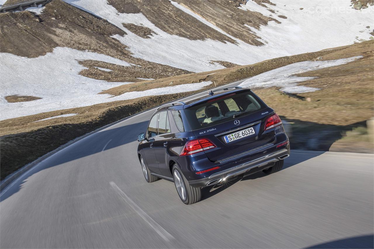 El Mercedes-Benz GLE sigue siendo un excelente SUV para largos desplazamientos por carretera. Los motores han evolucionado para mejorar el consumo y las prestaciones.