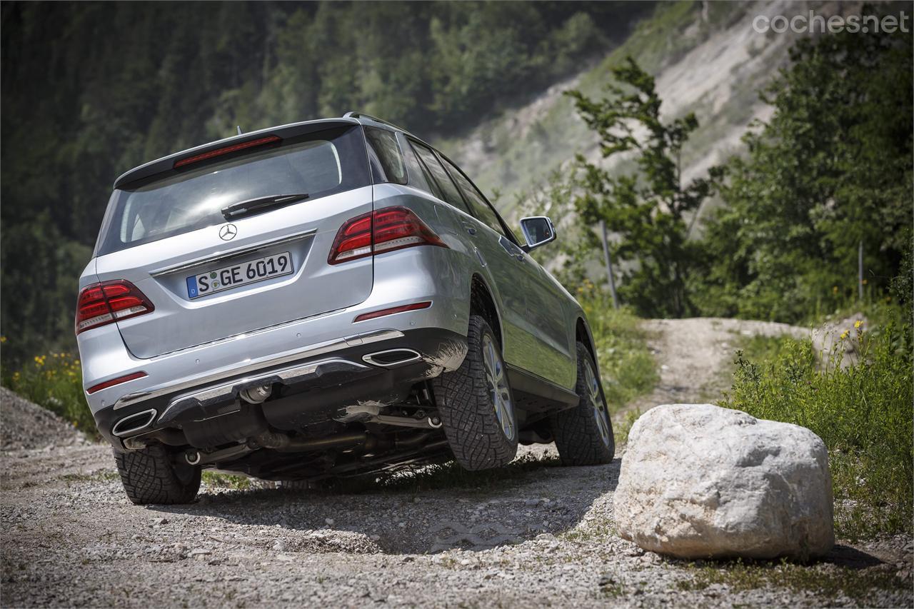 El Mercedes-Benz GLE copia el terreno como un buen TT. Su filosofía es básicamente la de un SUV para el asfalto, pero podemos prepararlo para la aventura sin complejos. 