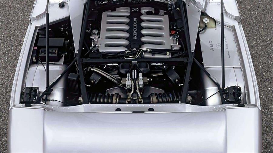 El C112 estaba animado por un V12 atmosférico de 6 litros que rendía 402 CV y 580 Nm de par. Aceleraba de 0 a 100 km/h en 5,8 segundos y tenía una punta de 250 km/h.