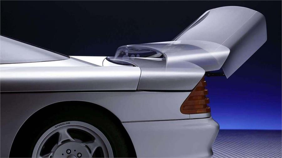 El discreto alerón trasero podía modificar su inclinación de forma automática en función si el vehículo aceleraba o frenaba, optimizando así la eficiencia aerodinámica.