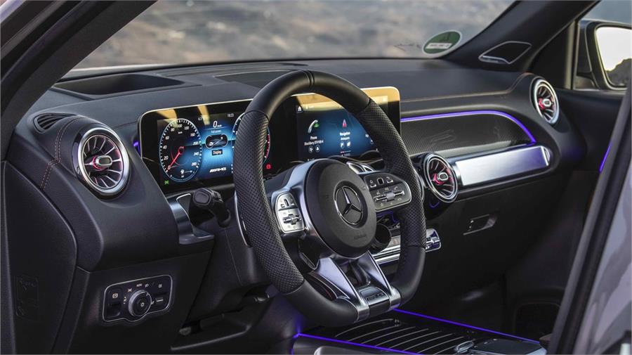 El interior del Mercedes-Benz GLB muestra un diseño parecido al de algunos otros modelos de la marca. La pantalla widescreen es la protagonista. 