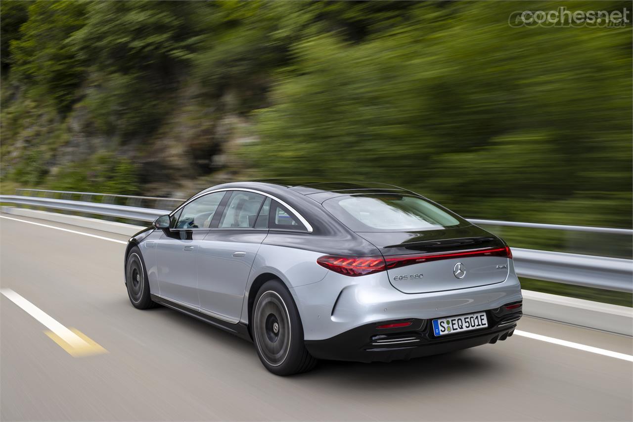 En las carreteras alpinas pudimos conducir un Mercedes-Benz EQS 580 4Matic, la versión más potente, con 516 CV.