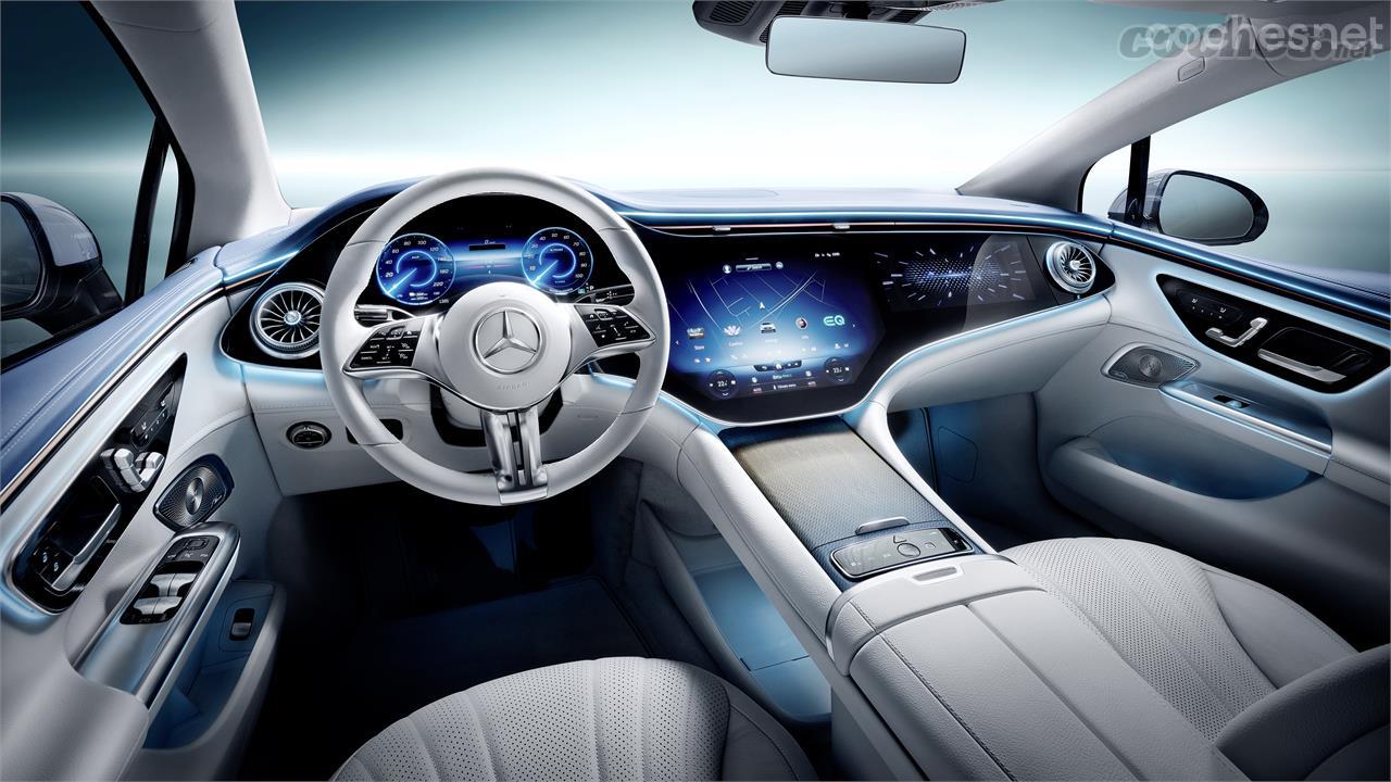 El interior del Mercedes-Benz EQE tiene la espectacularidad ya vista en el EQS, con la superpantalla que ocupa todo el ancho del salpicadero. 