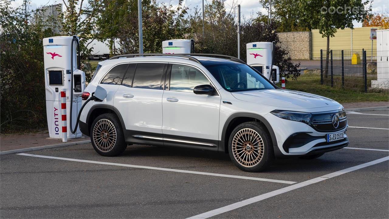 MERCEDES-BENZ AMG GT - The maximum charging power is 100 kW in a fast charging station.