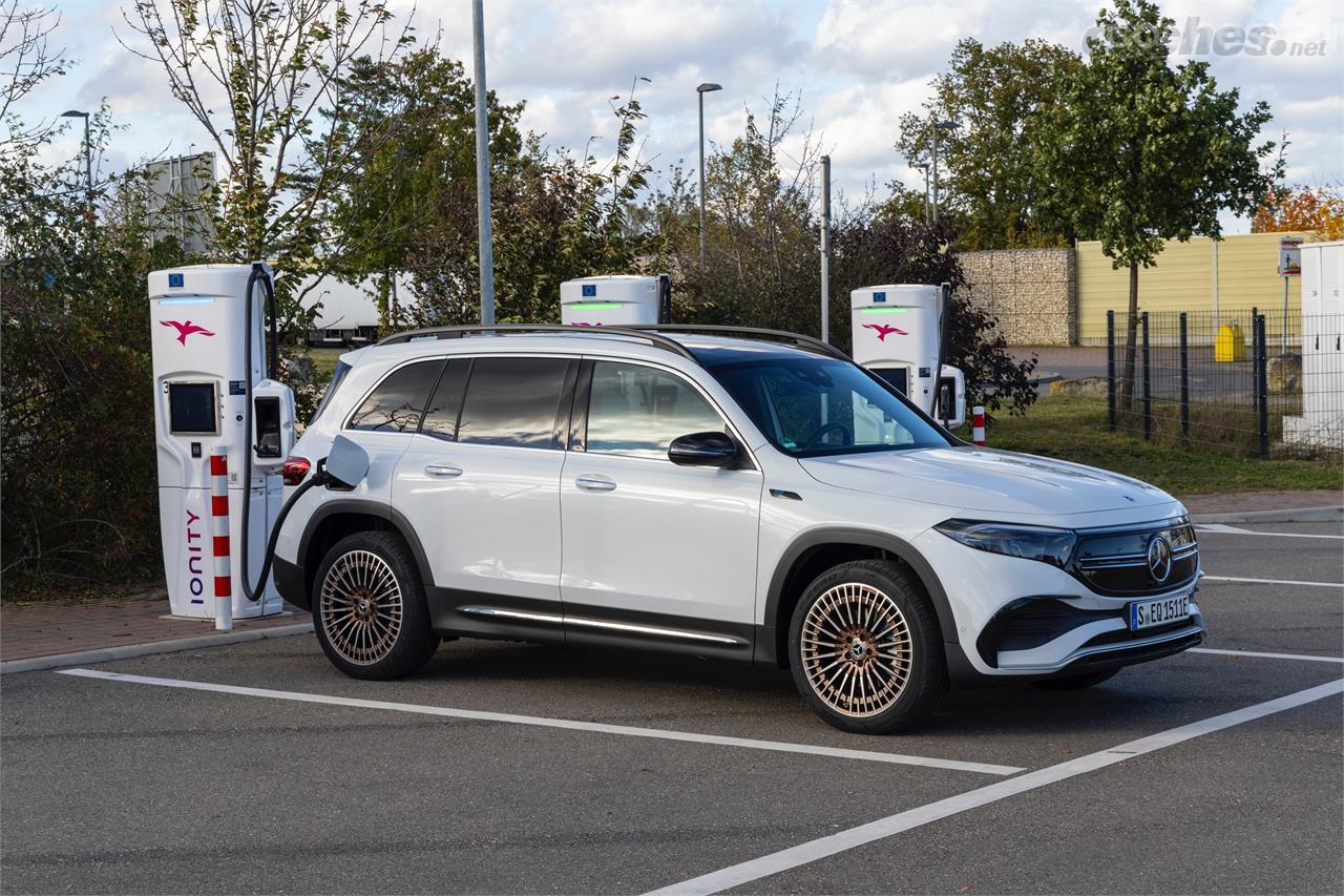 La potencia máxima de carga es de 100 kW en un puesto de carga rápida.