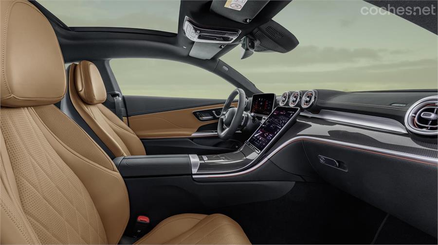 Los acabados y el equipamiento interior del Mercedes-Benz CLE Coupé es ligeramente deportivo. Los asientos pueden abatirse mediante un tirador de cuero, no una palanca. 