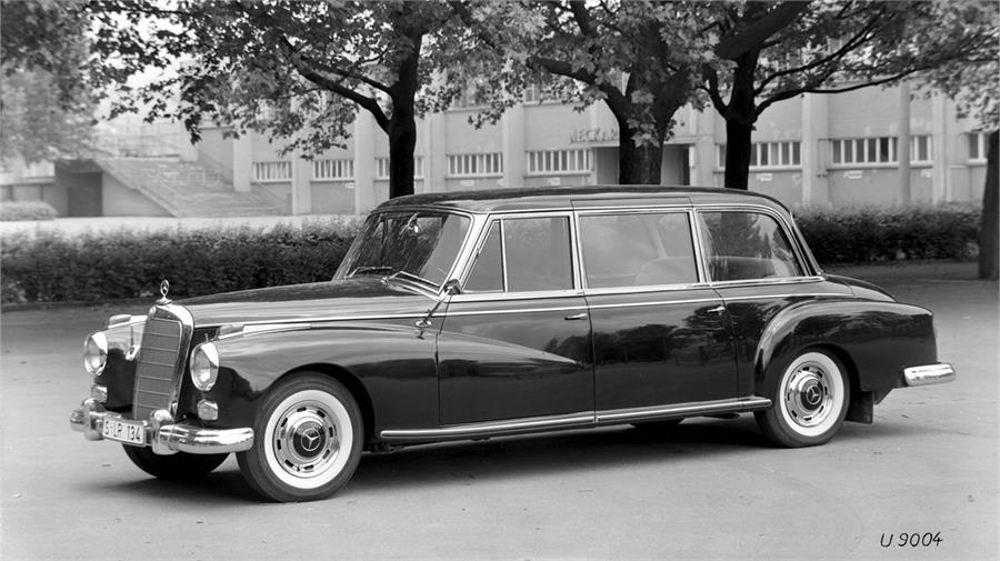 El antecesor directo del W100 fue el 300d "Adenauer" Pullman W186 de 1960. Antes hubo el 770 Grosser y a posteriori varios Clase S recibieron una versión Pullman.