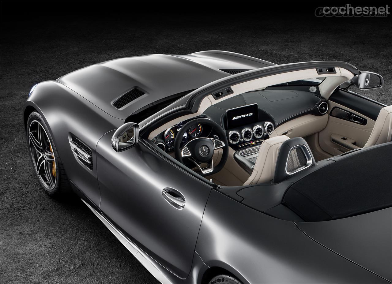 El interior del Mercedes-AMG GT Roadster equipa nappa en color beige. 