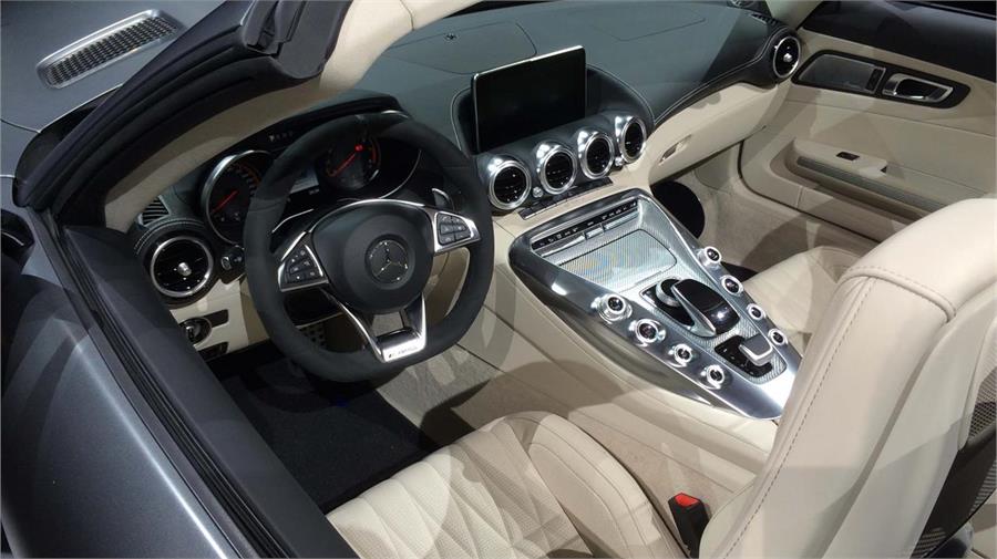 Los asientos del Mercedes-AMG GTC Roadster serán calefactados, ventilados y contarán con la bufanda de aire caliente AIR-SCARF.