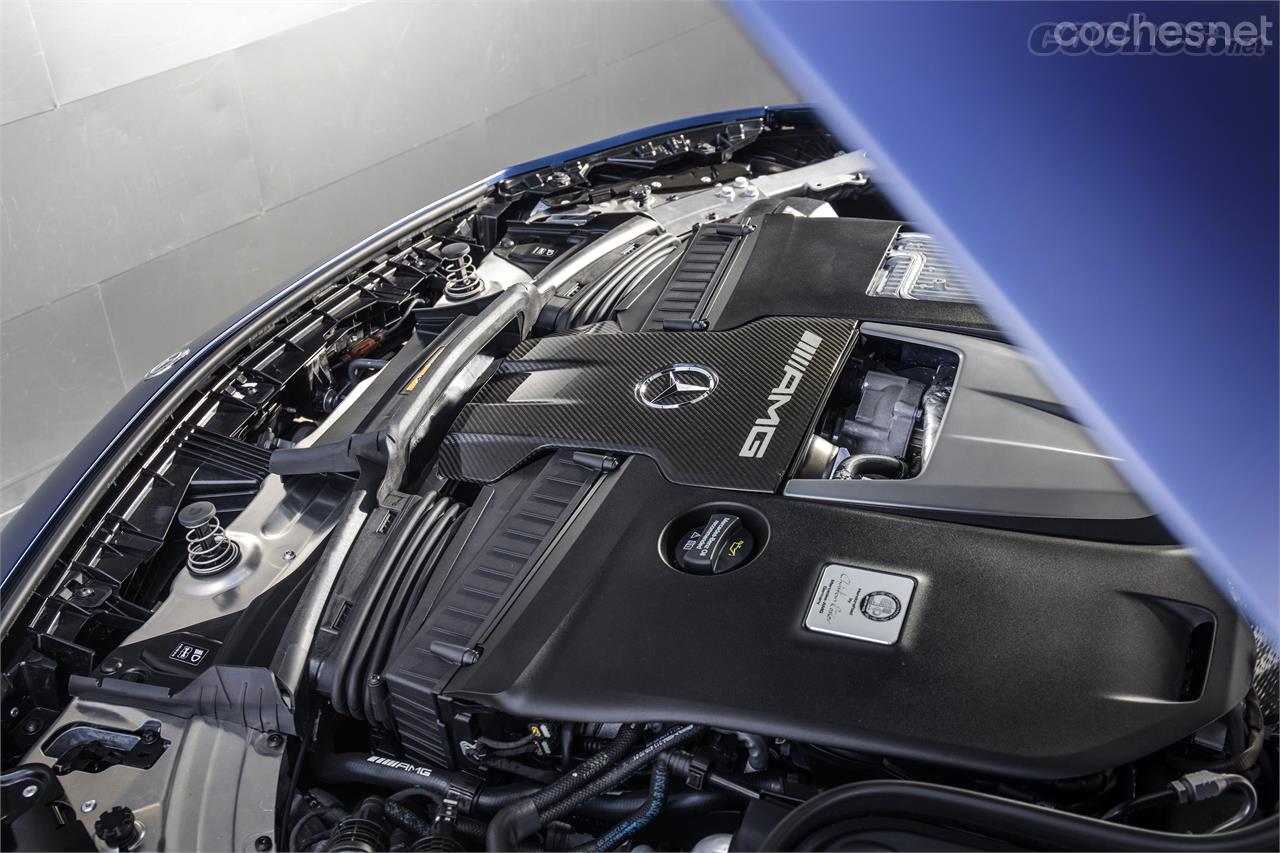 El V8 de cuatro litros biturno es el mismo que ya conocemos de los GT de dos puertas cupé y roadster. Tiene 630 CV de potencia y un par descomunal de 900 Nm.