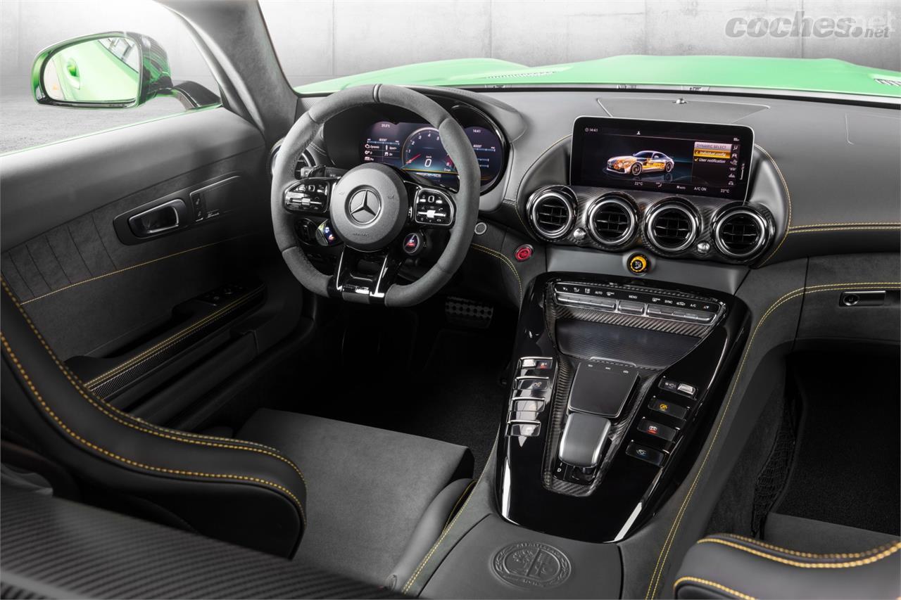 En el habitáculo destacan la nueva instrumentación digital y el volante, ambos procedentes del AMG GT de 4 puertas.