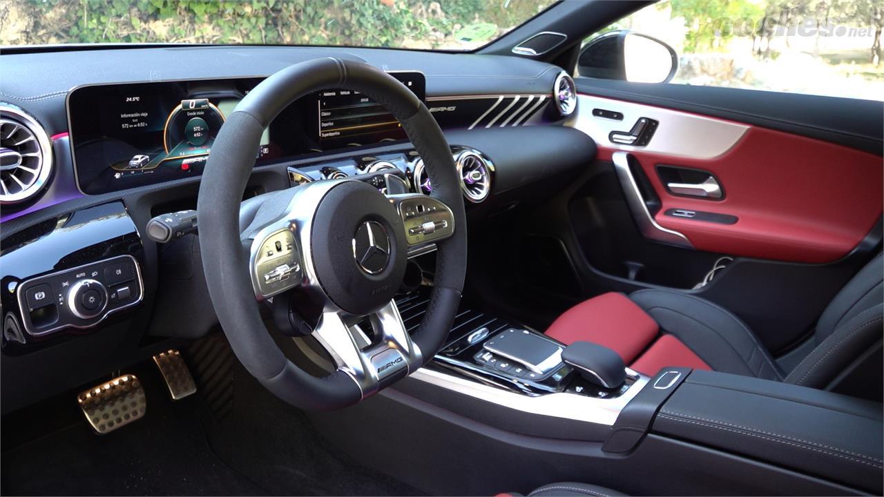 El coupé tiene 460 litros de capacidad y el CLA Shooting Brake 505 litros pero el interior es idéntico.