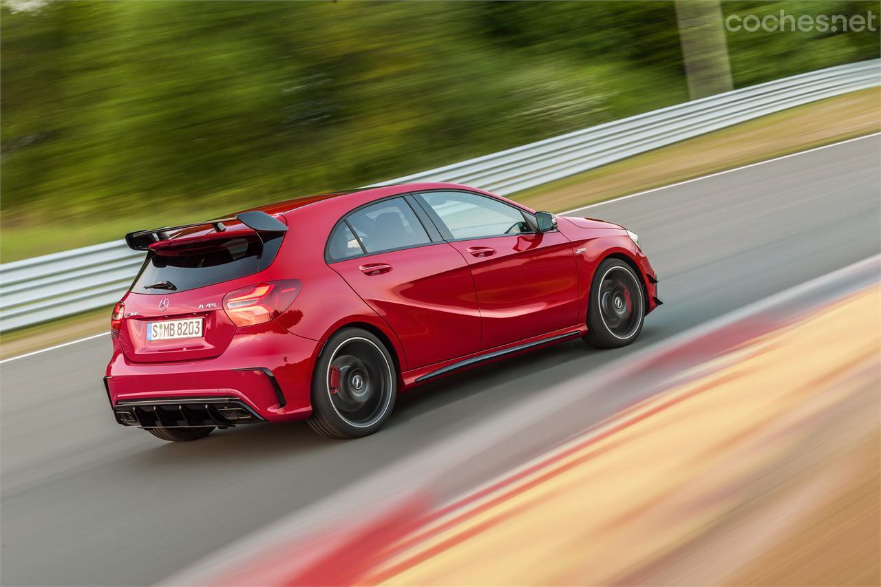 El A45 AMG 4Motion se mantiene como buque insígnia de la gama, con su motor de 381 CV de potencia y su estética "racing".