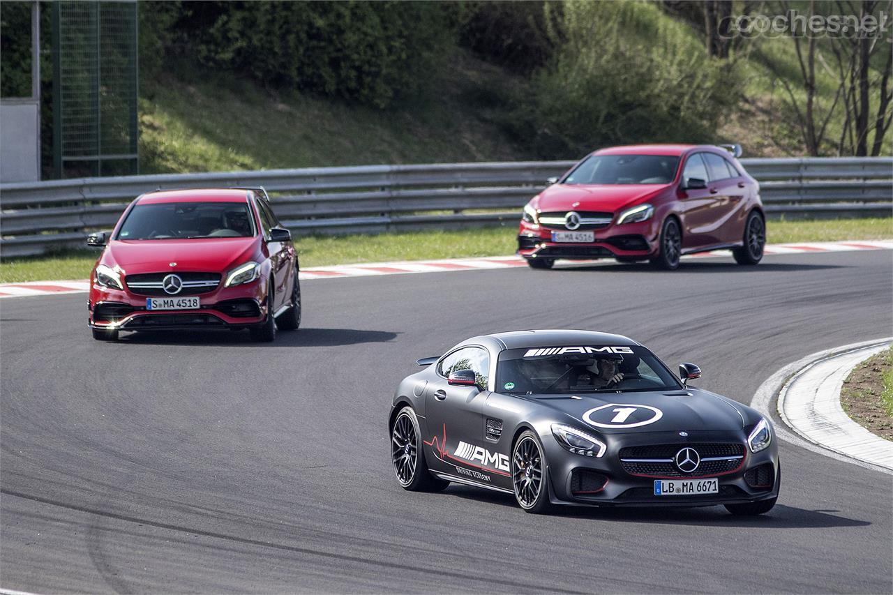 El modo de conducción Race y la suspensión electrónica en posición Sport del Mercedes-AMG A 45 brindan una dinámica extremadamente deportiva en circuito.