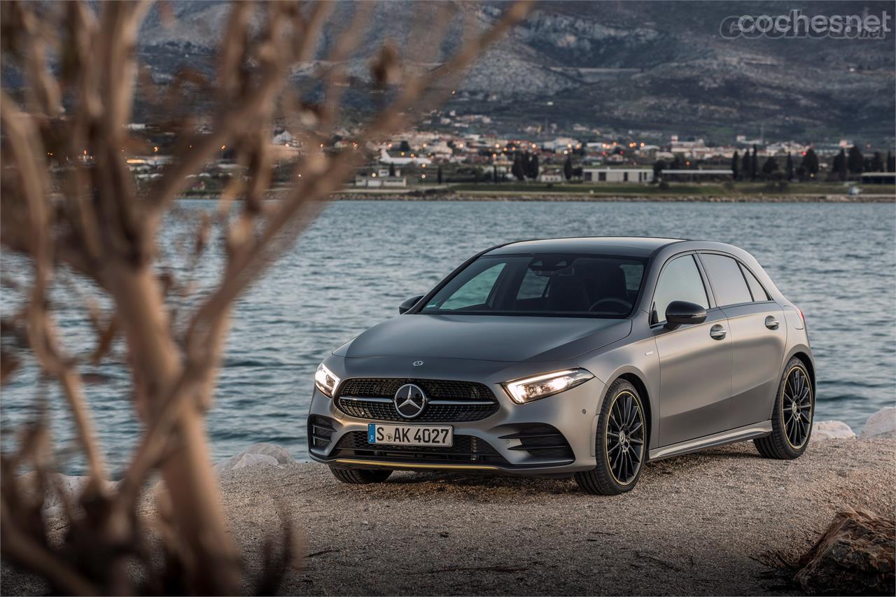 Su frontal recuerda al del nuevo CLS, y junto con aquél define la nueva línea de diseño de la marca.