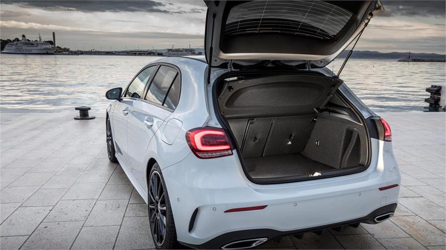 Mercedes ha sabido corregir los defectos del anterior maletero: ahora ofrece 370 litros y ya cumple con lo exigible en este segmento.