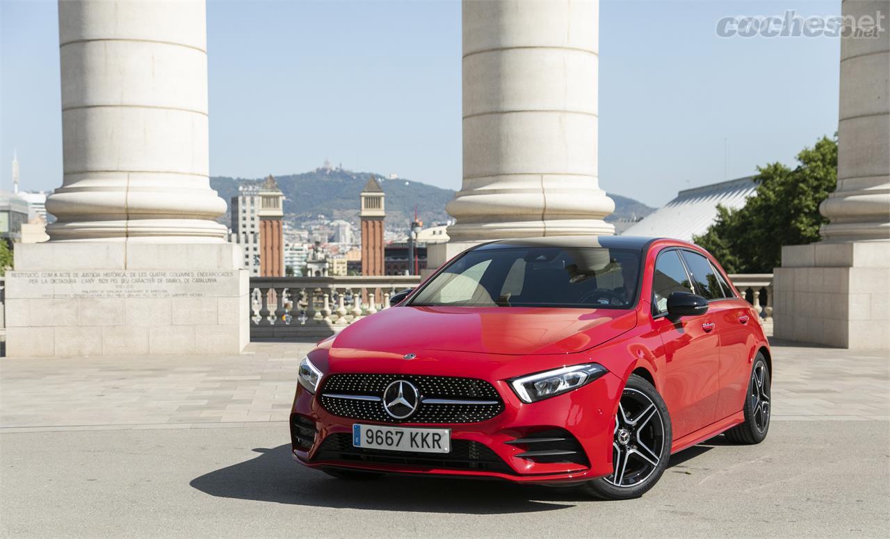 La última entrega del Mercedes-Benz Clase A cuenta con un capó más inclinado y una parrilla más fina. 