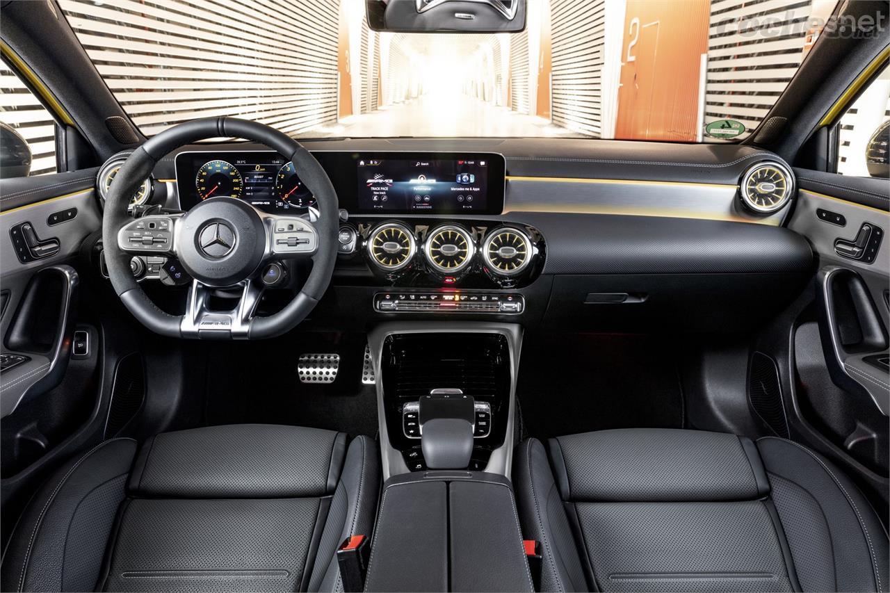 El interior se refuerza con elementos forrados en cuero y costuras en contraste. El cuadro de instrumentos tiene nuevos grafismos AMG.