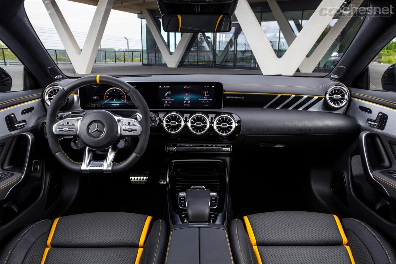 En las versiones S los detalles del interior pasan del rojo al amarillo. El volante deportivo y los pedales de aluminio son de serie.