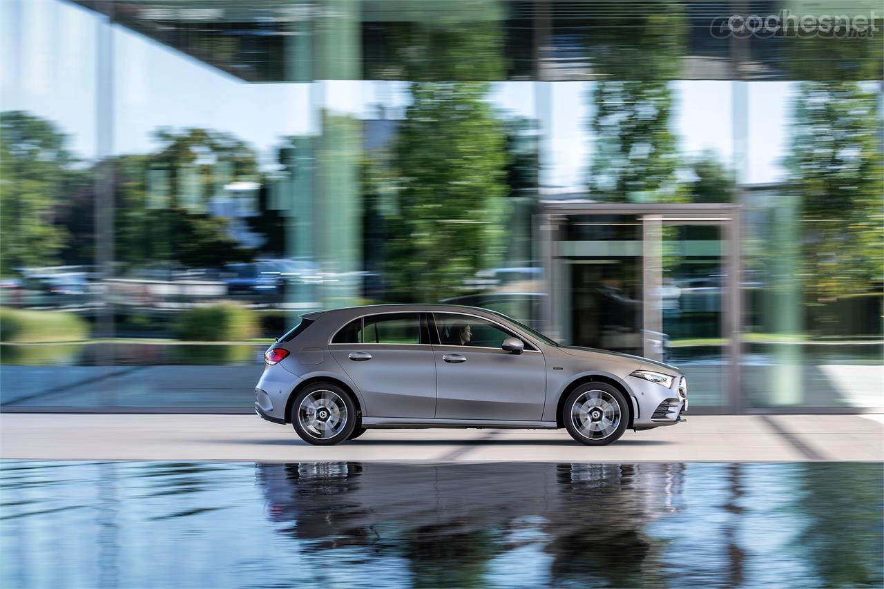 El Mercedes-Benz A 250 e cuenta con 216 CV de potencia combinada, y su batería le permite recorrer 60 km en modo eléctrico.