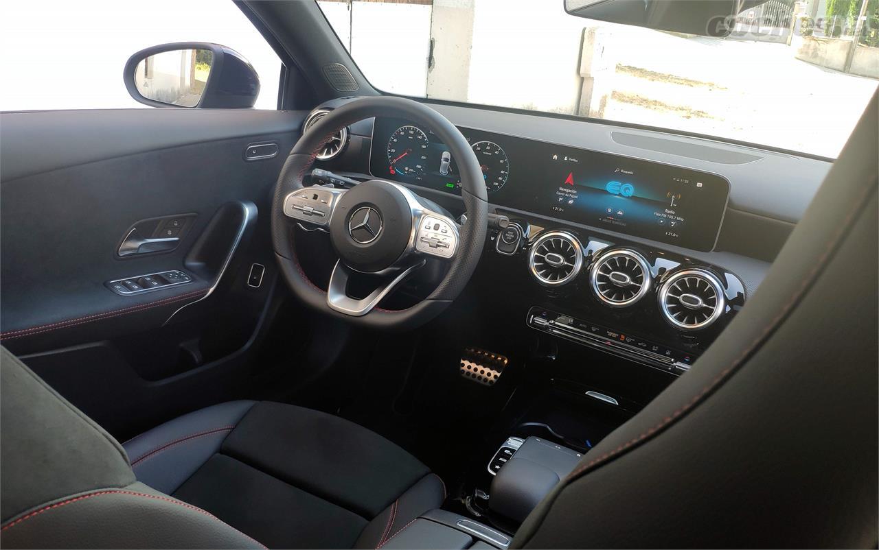 El interior del Mercedes-Benz A 250 e probado es el de un AMG Line con sus elementos deportivos.