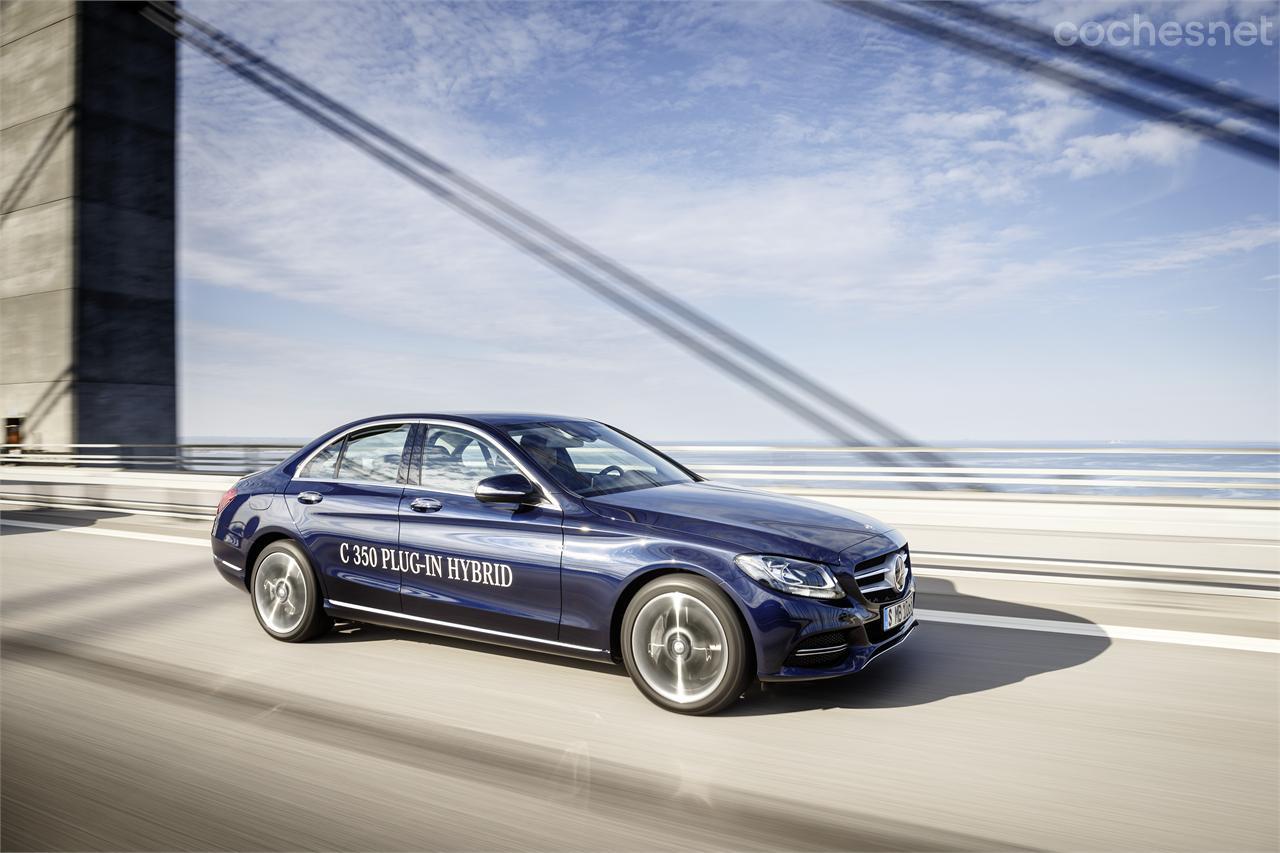 El Mercedes-Benz C350 Plug-in Hybrid puede hacer 31 kilómetros exclusivamente con la energía almacenada en su batería. 