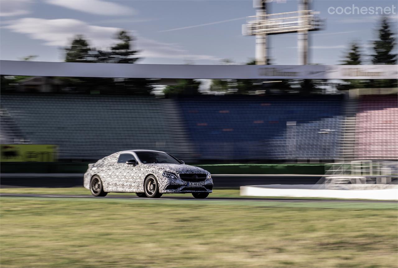 El nuevo Mercedes-AMG C 63 Coupe, todavía con camuflaje, rodando en el circuito alemán de Hockenheim.