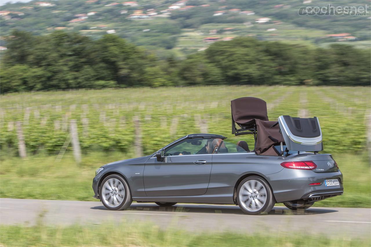 Sigue la tradición de otros modelos de Mercedes con habitáculo 2+2 y capota de lona. La capota se puede abrir y cerrar hasta 50 km/h y sólo necesita 20 segundos.