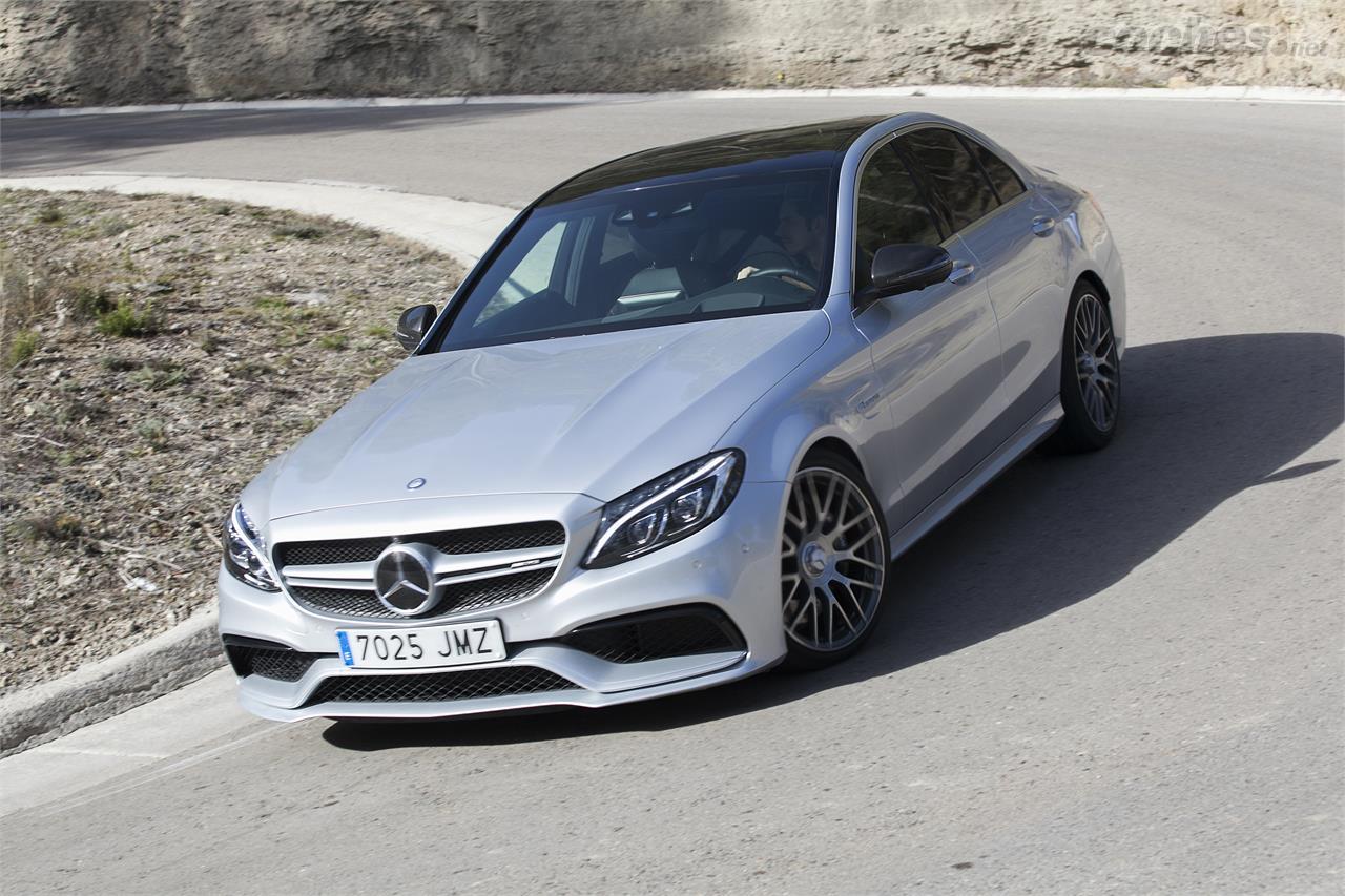 El Mercedes-AMG C63 es el más lujoso de los tres y el que mejor trata a sus ocupantes cuando se trata de conducción tranquila en carretera o autopista.