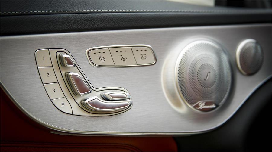 Junto a los clásicos mandos de ajuste de la posición de conducción, en la puerta, encontramos el bonito altavoz del sistema Hi-fi Burmester, una opción apetecible. 
