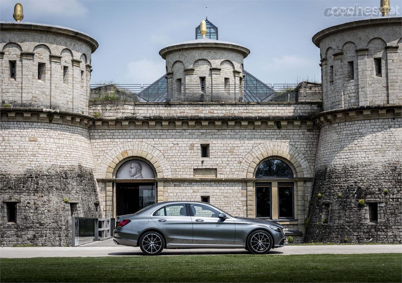 La versión 200 está animada por un motor gasolina de 1,5 litros y por un motor eléctrico que juntos rinden 184 CV y 280 Nm.