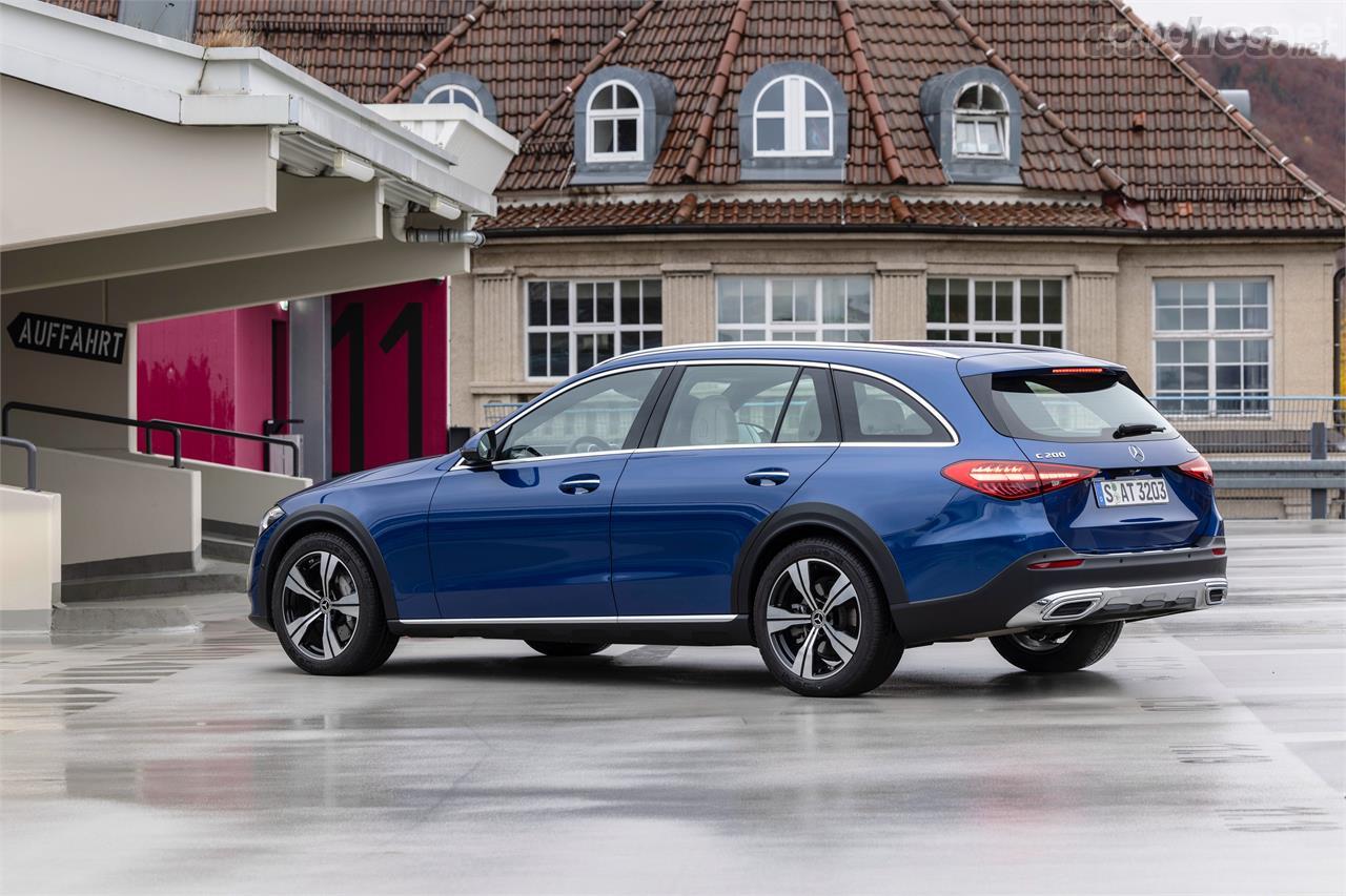 Como su nombre da a entender, esta es la versión "todocamino" del Mercedes-Benz Clase C Estate.