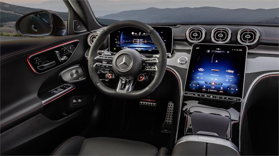 El interior del Mercedes-AMG C63 S E Performance está muy digitalizado, pero no pierde el espíritu deportivo de la marca. 