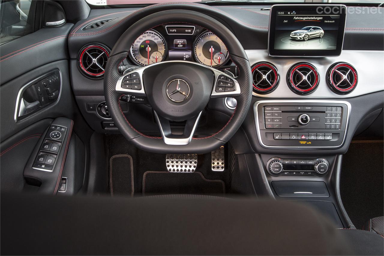 El interior te resultará familiar si eres seguidor de la evolución de la Clase A de Mercedes-Benz. Es calcado al del Clase A,  el CLA Coupé y el GLA. 