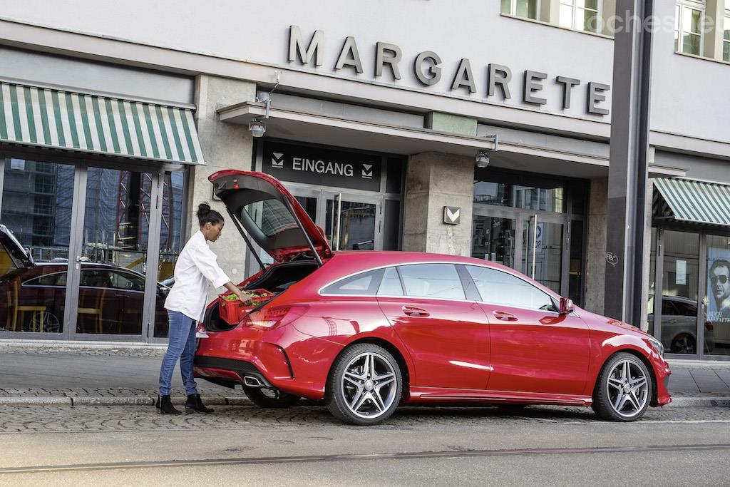 El portón trasero es la gran diferencia de esta nueva versión respecto a la tres volúmenes del CLA. Es muy práctico para cargar bultos en el maletero. 