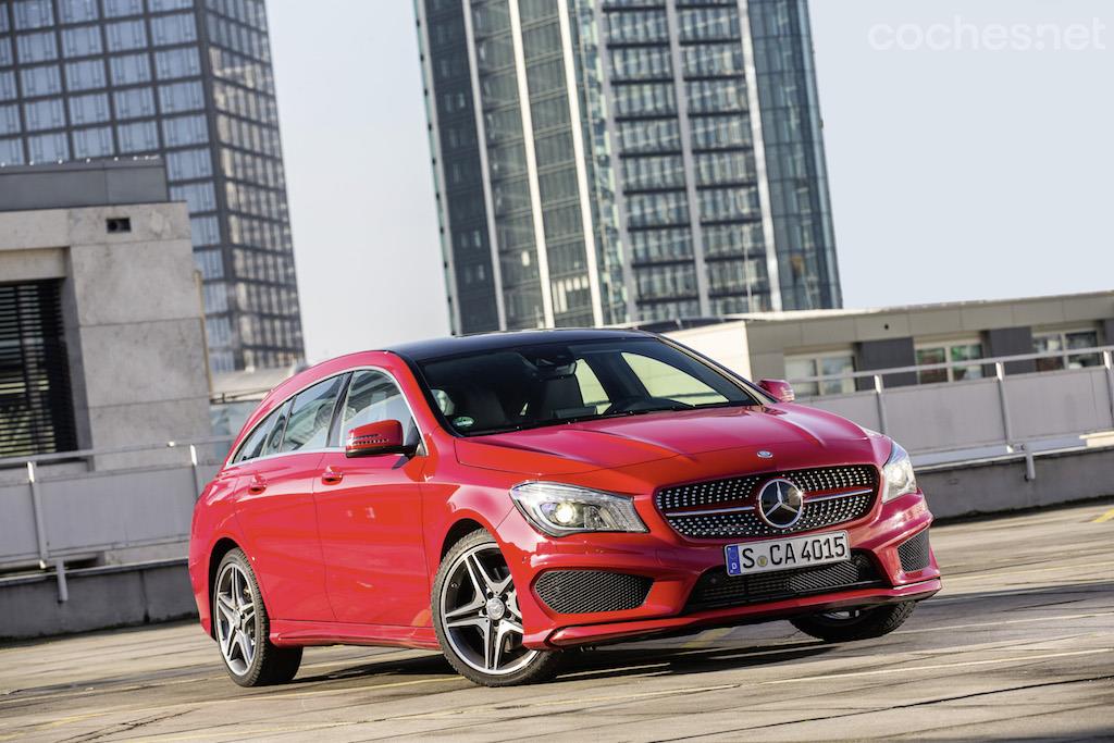 Visto de tres cuartos, el Mercedes-Benz Shooting Brake se asemeja enormemente al CLA Coupé. Sólo a partir del pilar C cambia la carrocería, para aumentar el espacio de carga. 