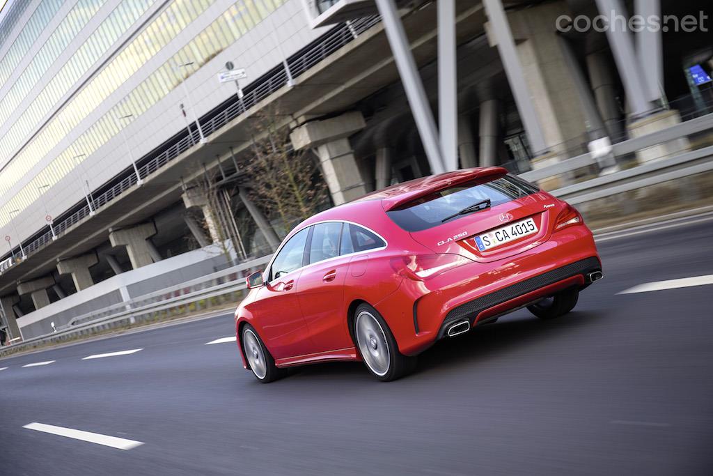 A finales de este mes de marzo Mercedes-Benz pone a la venta la versión familiar del Clase CLA. Mezcla la estética Station Wagon con la cupé, con este resultado. 