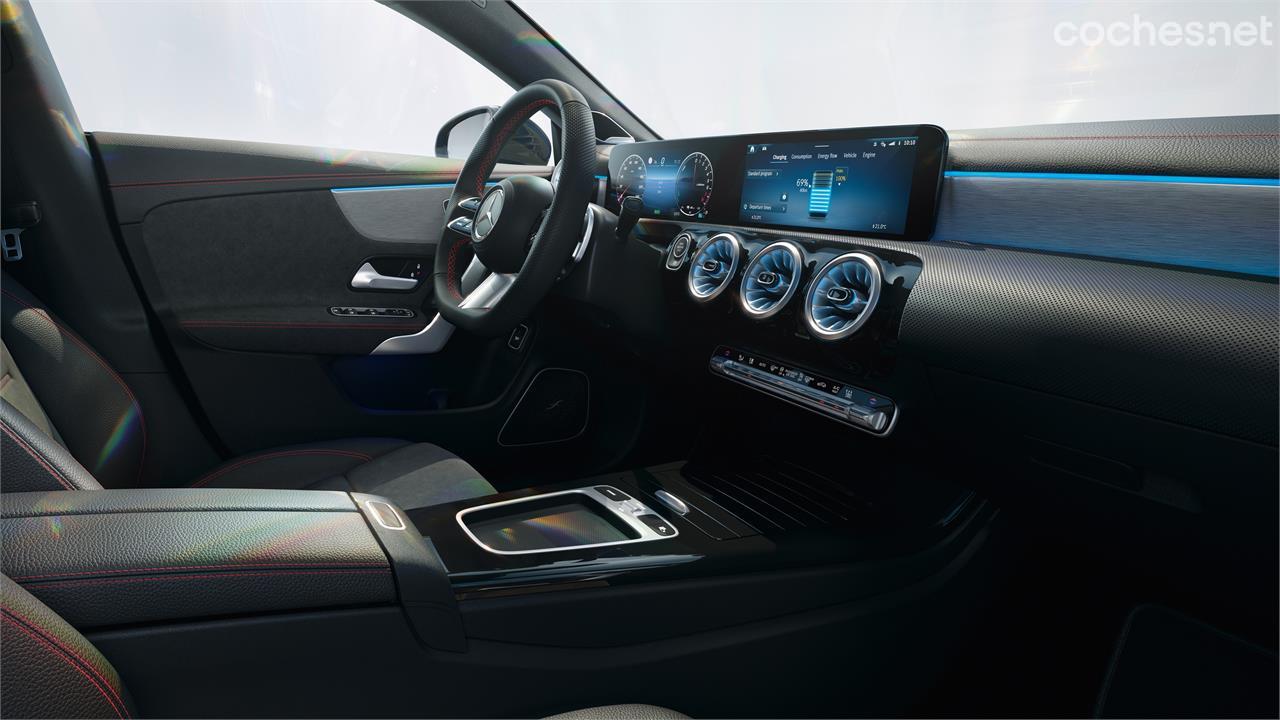 El habitáculo del Mercedes-Benz CLA muestra nuevos tapizados, un nuevo volante y una nueva consola central sin "trackpad".