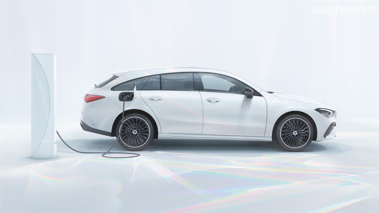 MERCEDES-BENZ Clase CLA - La versión híbrida enchufable Mercedes-Benz CLA potencia sus dos motores e incrementa su autonomía eléctrica.