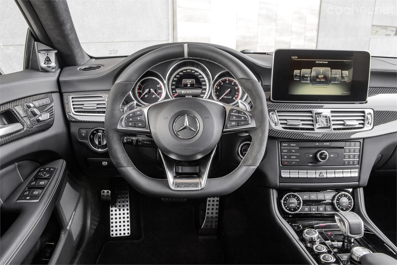 Con la nueva pantalla de 8", COMMAND Online y Mercedes-Benz Apps podemos disfrutar en marcha de aplicaciones como Google StreetView y Facebook.