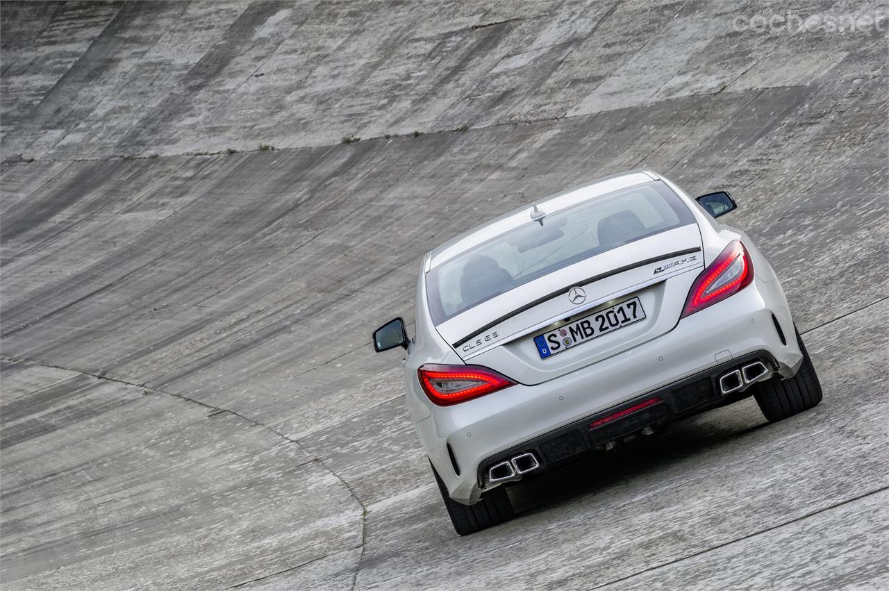 La versión CLS 63 AMG es la única que cuenta con cambios en la parte trasera, luce dos aperturas en sus extremos por debajo de los pilotos traseros.