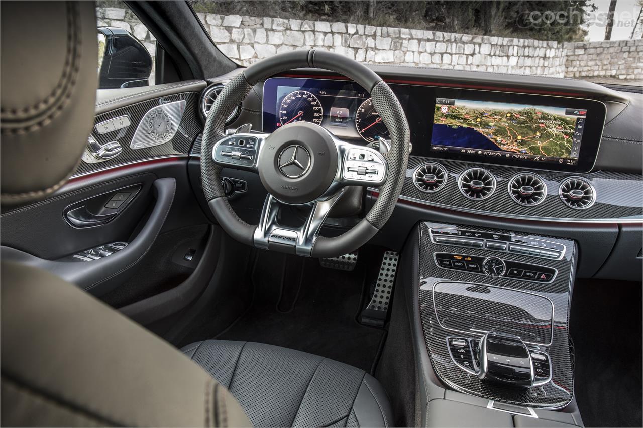 El interior es casi de concept car, con las dos pantallas detrás del volante y en la consola central y acabados en imitación de fibra de carbono (AMG en la imagen) o madera.