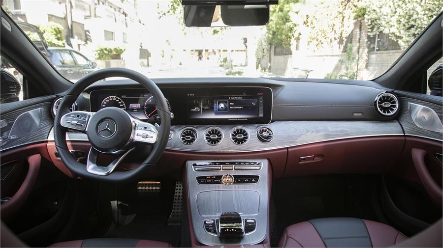 El interior del Mercedes-Benz CLS es muy original y se caracteriza por sus líneas curvas y envolventes, además de la doble pantalla digital. 