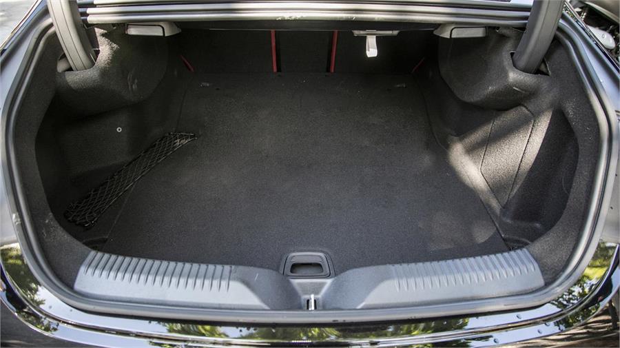 El Mercedes-Benz CLS tiene el inconveniente de no disponer de portón, pero su maletero ofrece una buena capacidad: 520 litros, sólo 15 litros menos que el Audi. 