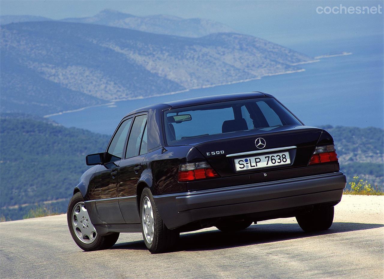 En 1993 el 500 E pasó a llamarse E 500 y sufrió un ligero restyling estético (calandra, portón trasero, faros...).