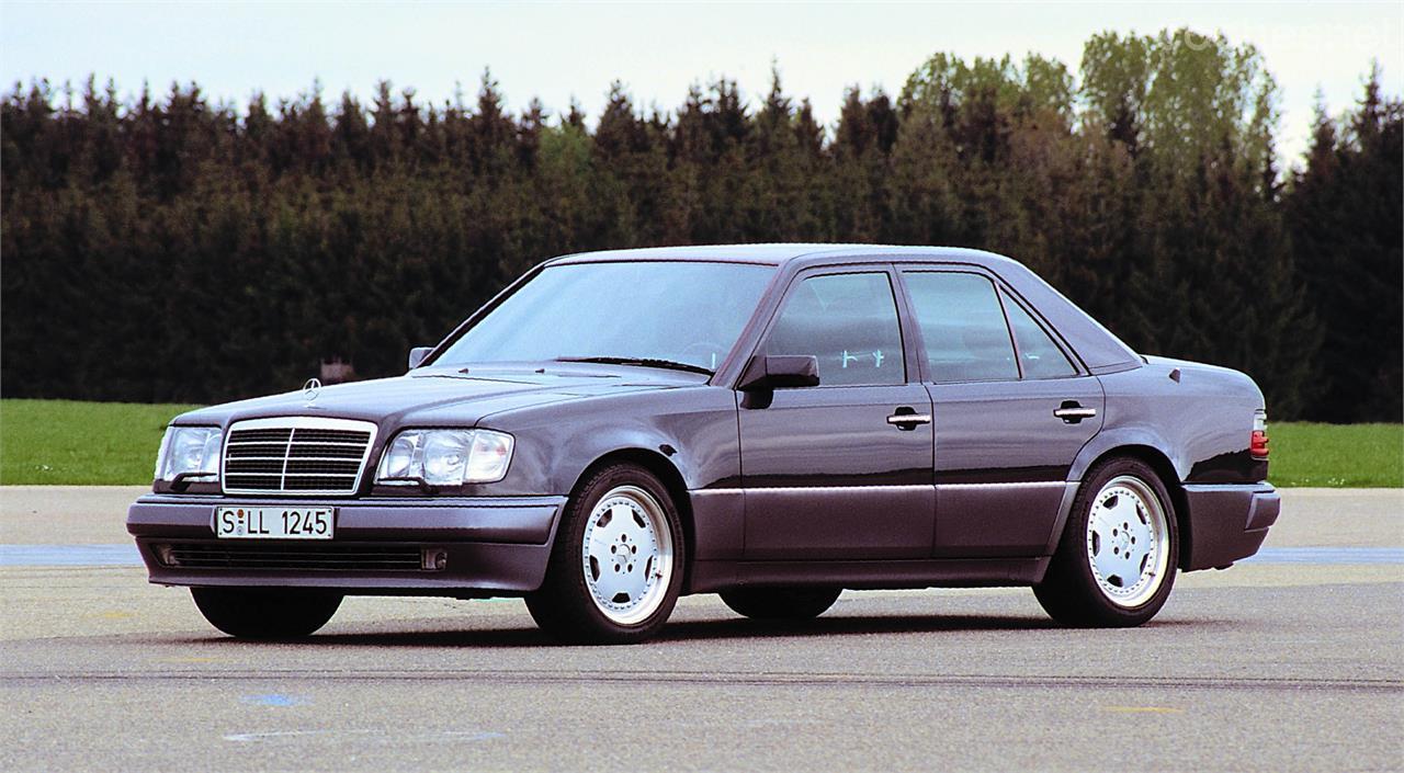 El Mercedes-Benz E 60 AMG producido entre 1993 y 1994 estaba animado por una versión de 6 litros del V8 M119 que rendía 381 CV y 470 Nm.